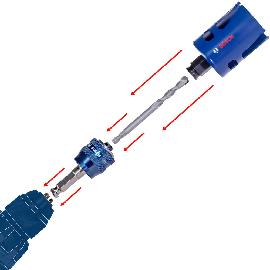 Eine elektrische Bohrmaschine mit aufgesetzter Lochsäge und Spezialbohrer zum Schneiden von runden Löchern.