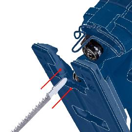 Ein Stichsägeblatt wird in den Sockel eines blauen Elektrowerkzeugs eingesetzt.