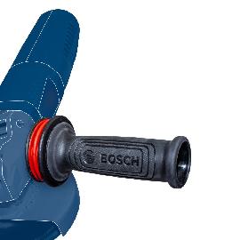 Ein strukturierter Seitengriff ist an einem blauen Elektrowerkzeuggehäuse befestigt.