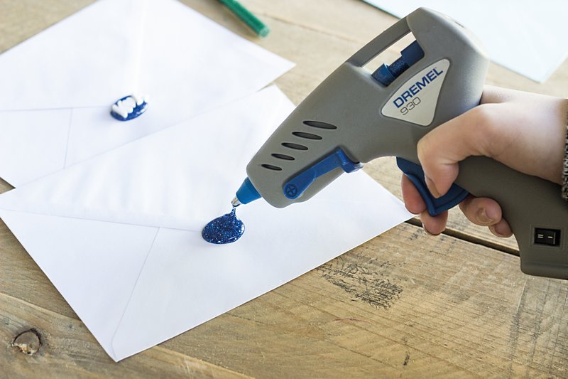 DREMEL® Heißklebepistole 930, 12 Farb-Klebestifte (7 mm), 6 Klebestifte (7 mm) Produktbild img7 L