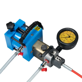 Air-driven oil injector set, with high pressure hose, quick connections, pressure gauge, couplings in sturdy wooden carrying case Produktbild