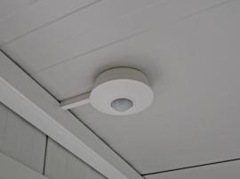 Deckenpräsenzmelder statt Lichtschalter, IP 55, Farbe weiß Erfassungswinkel 360° Produktbild