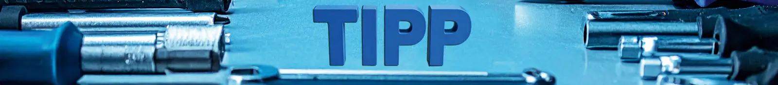Banner mit der Aufschrift TIPP in blauer Schrift. Im Vordergrund verschiedene Werkzeuge wie Schraubendreher und Steckschlüssel auf einer blauen Oberfläche.