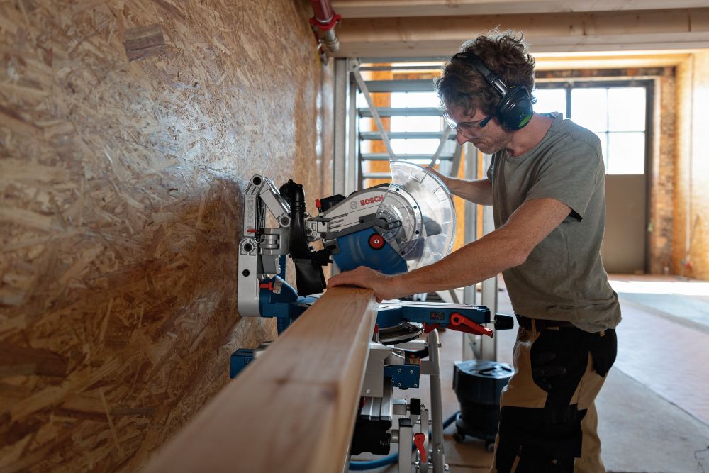 Bosch PRO Akku-Kapp- und Gehrungssäge BITURBO GCM 18V-305 GDC, solo Produktbild img6 L