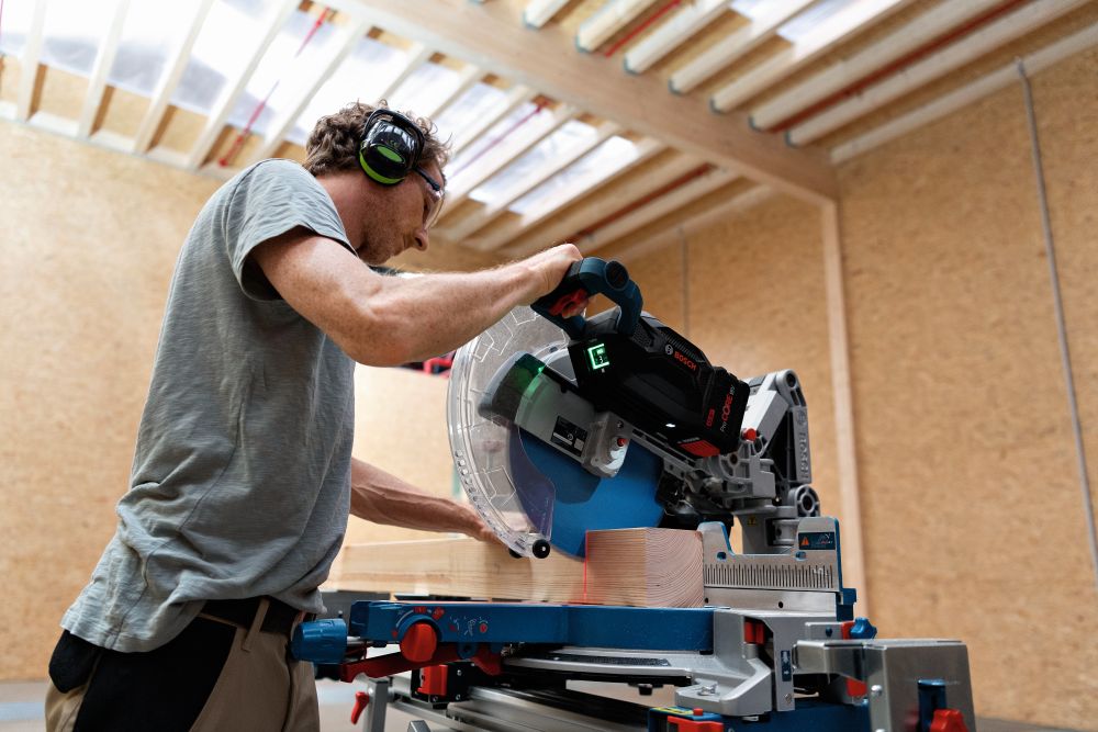 Bosch PRO Akku-Kapp- und Gehrungssäge BITURBO GCM 18V-305 GDC, solo Produktbild img7 L