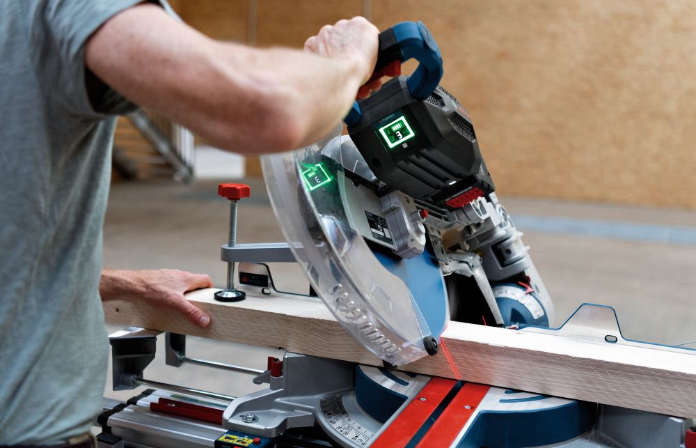 Bosch PRO Akku-Kapp- und Gehrungssäge BITURBO GCM 18V-305 GDC, solo Produktbild img9 L