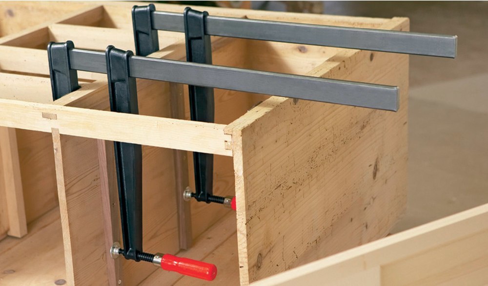 BESSEY Tiefspann-Schraubzwinge TGNT mit bewährtem Holzgriff Produktbild img2 L
