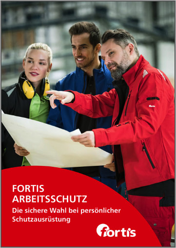 FORTIS Katalog Coverbild - Drei Personen in persönlicher Schutzausrüstung von FORTIS betrachten gemeinsam einen großen Bauplan in einer Industriehalle; eine Person trägt Gehörschutz um den Hals