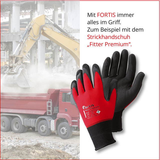Werbeanzeige für den Strickhandschuh „Fitter Premium“ von FORTIS: Im Vordergrund ein Paar rot-schwarze Arbeitshandschuhe, im Hintergrund eine Baustelle mit Bagger und Lkw. Daneben der Text „Mit FORTIS immer alles im Griff. Zum Beispiel mit dem Strickhandschuh ‚Fitter Premium‘.“