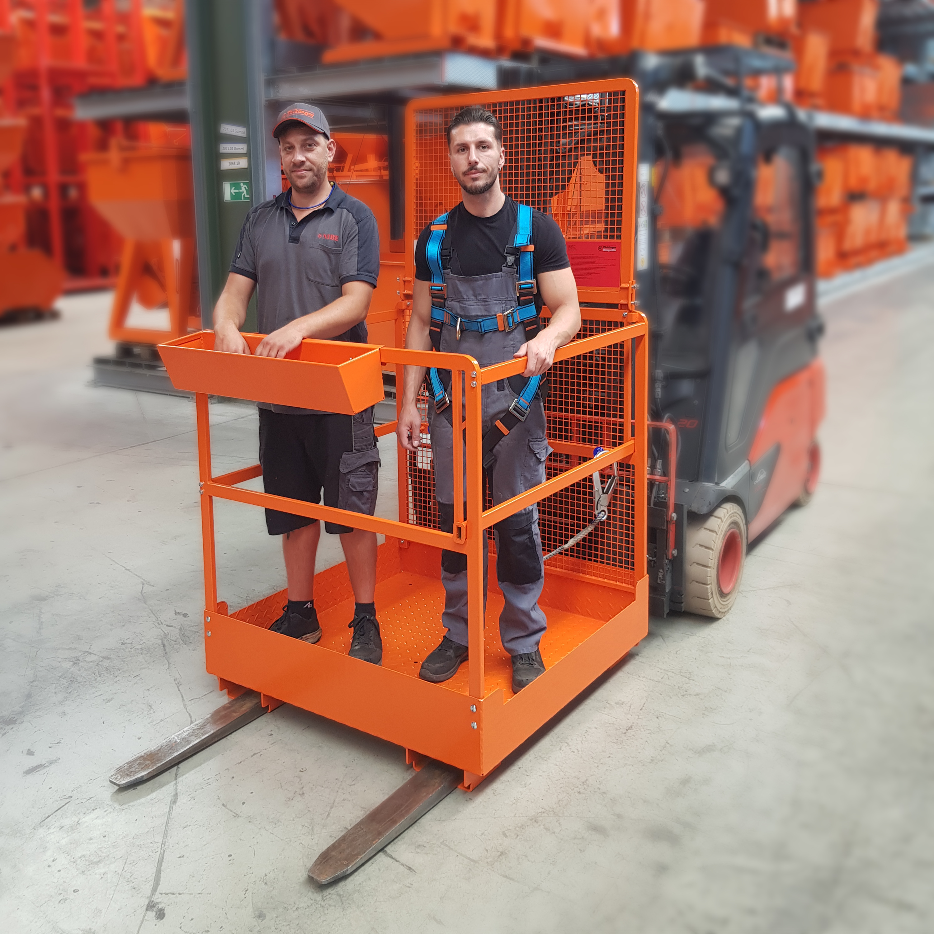 Arbeitskorb für Stapler 2 Personen, Aufnahme breite Seite, reinorange Produktbild img2 L