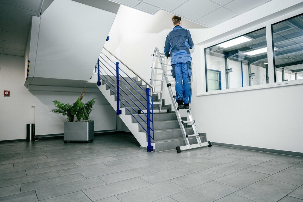 MUNK Teleskopleiter 4-teilig mit Traverse 4x4 Sprossen Produktbild img6 L