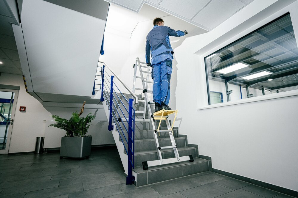 MUNK Teleskopleiter 4-teilig mit Traverse 4x4 Sprossen Produktbild img7 L
