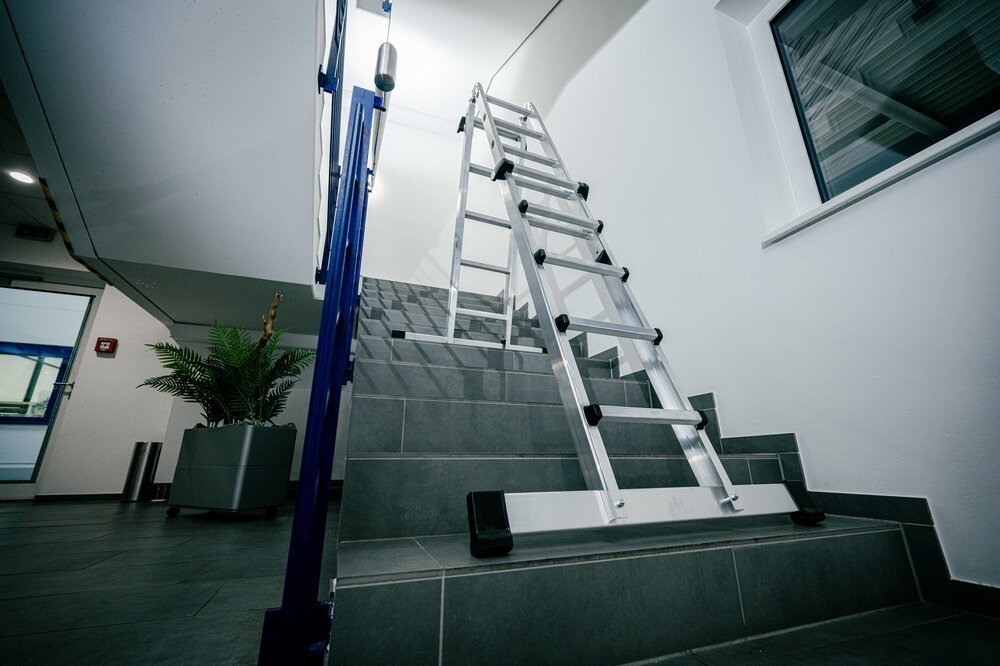 MUNK Teleskopleiter 4-teilig mit Traverse 4x4 Sprossen Produktbild img9 L
