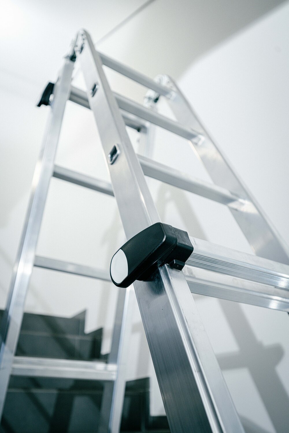 MUNK Teleskopleiter 4-teilig mit Traverse 4x4 Sprossen Produktbild img10 L