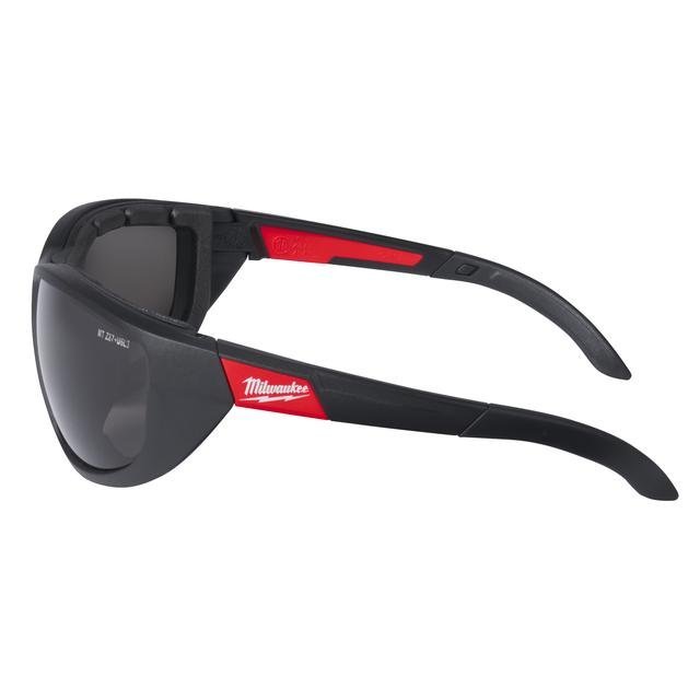 Milwaukee getönt, mit abnehmbarer Schaumstoffauflage Premium Schutzbrille Produktbild img1 L