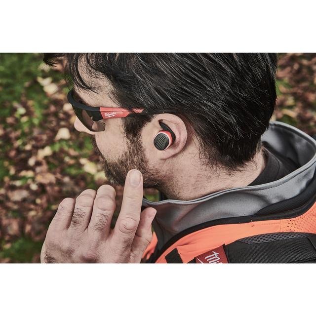 Milwaukee USB Bluetooth Gehörschutz inkl. L4B3 RED LITHIUM Akku u. Ladekabel L4RLEPB-301 Produktbild img5 L