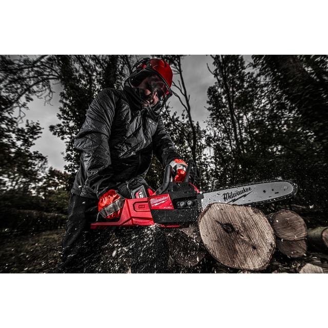 Milwaukee M18 FUEL™ Akku-Kettensäge 30-cm-Schwert M18FCHSC-122 Produktbild img1 L