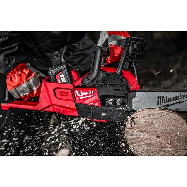 Milwaukee M18 FUEL™ Akku-Kettensäge 30-cm-Schwert M18FCHSC-122 Produktbild img2 L