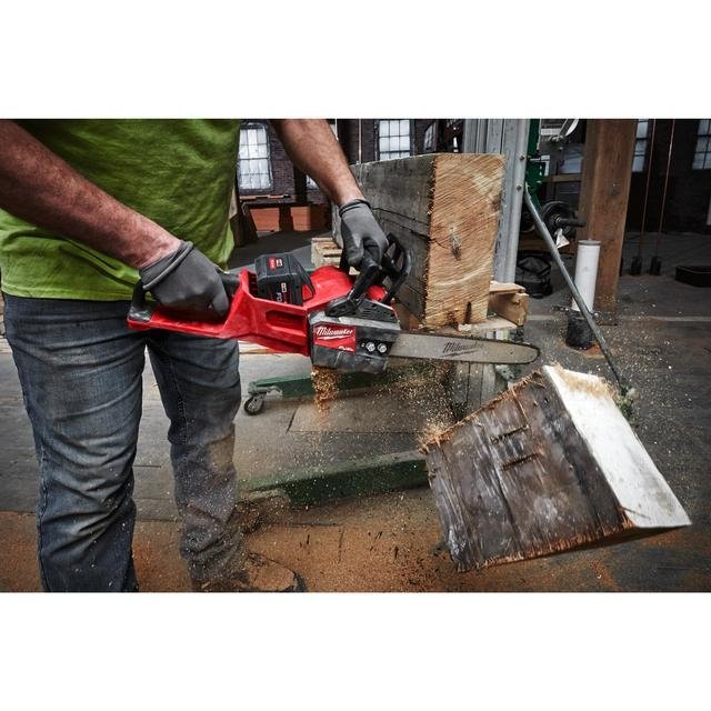 Milwaukee M18 FUEL™ Akku-Kettensäge 35-cm Schwert M18FCHS35-122 Produktbild img2 L