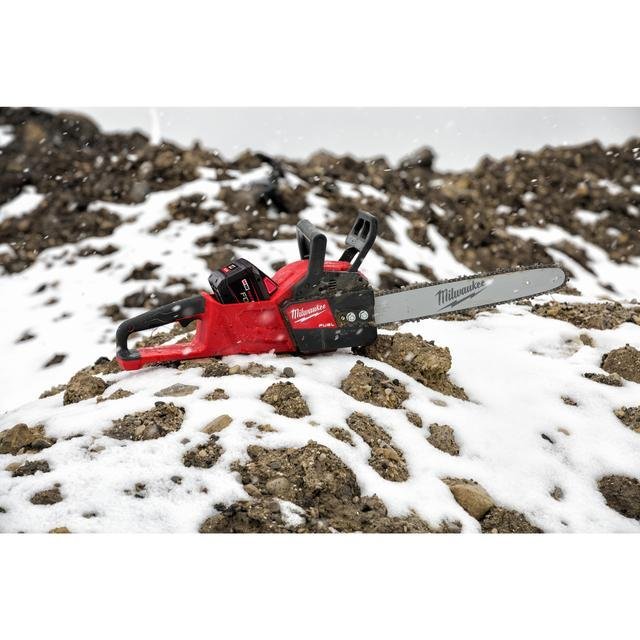 Milwaukee M18 FUEL™ Akku-Kettensäge 35-cm Schwert M18FCHS35-122 Produktbild img4 L