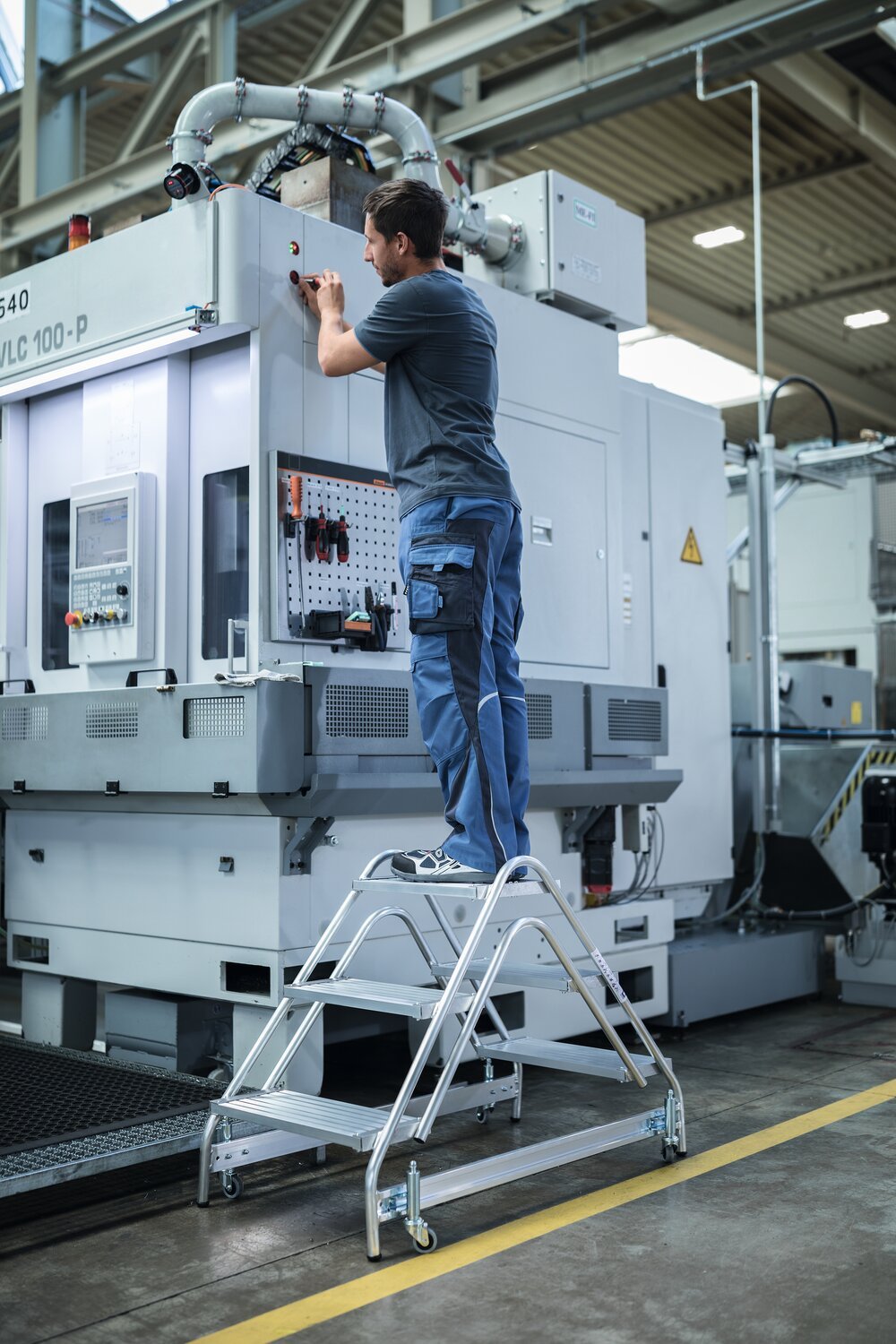 MUNK Arbeitspodest beidseitig begehbar Aluminium geriffelt Produktbild img2 L