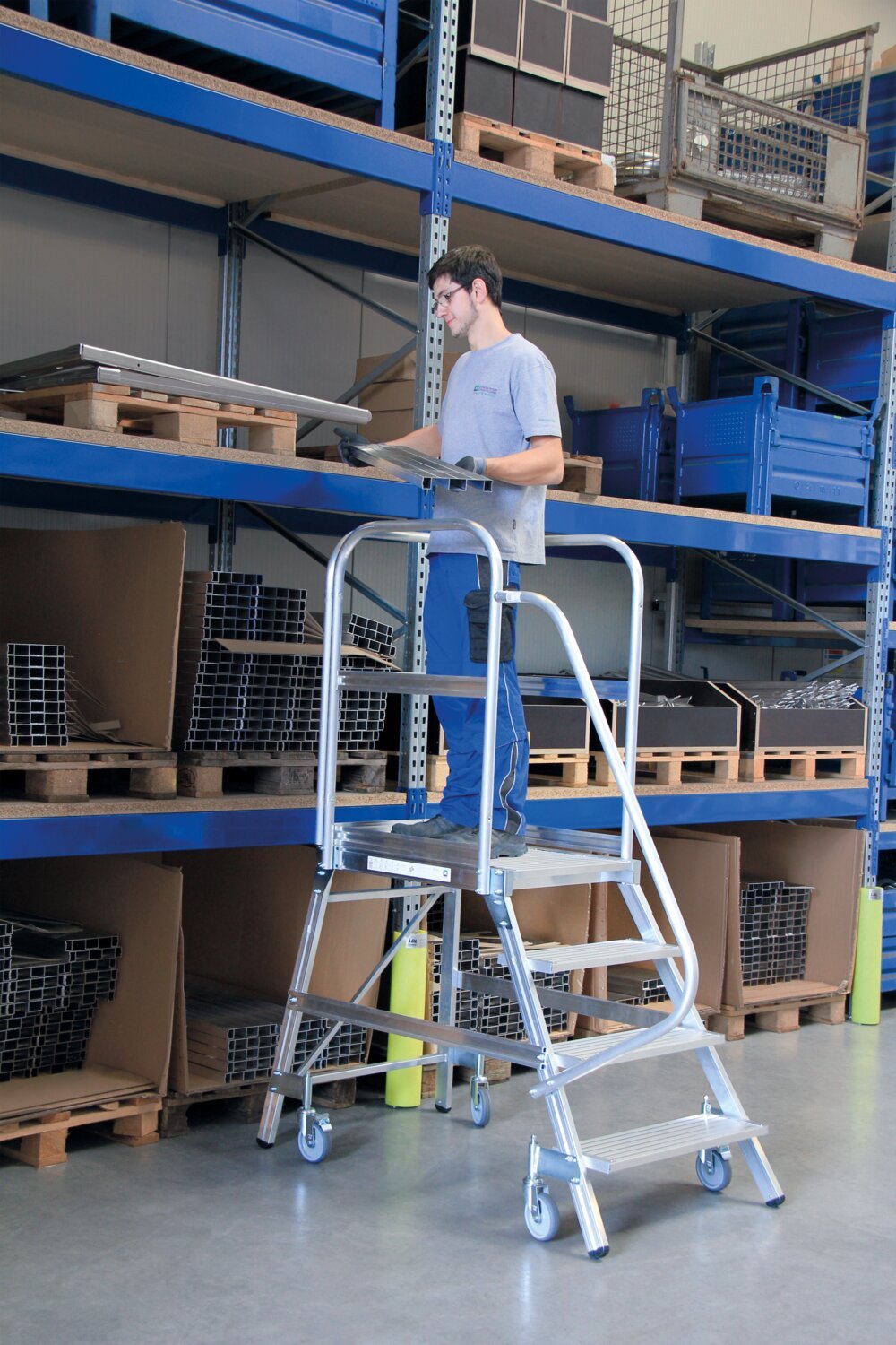 Podesttreppe einseitig begehbar mit Federrollen Aluminium geriffelt Produktbild img2 L