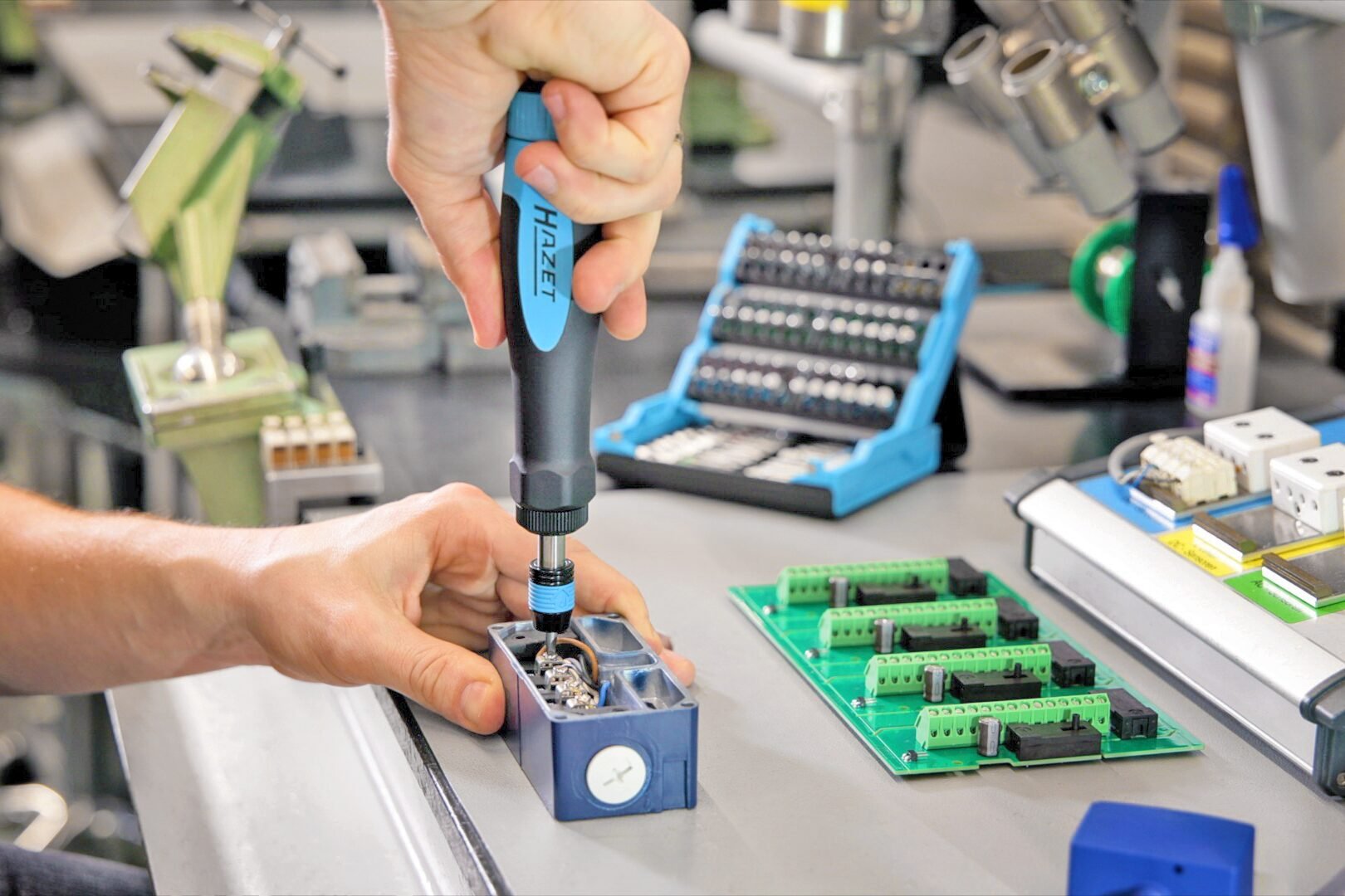 HAZET Drehmomentschraubendreher mit Standardgriff 6004CT-12 ∙ Drehmomentbereich min-max: 0.1 – 1.2 Nm ∙ Genauigkeit: 6% ∙ 1/4 Zoll (6,3 mm) Sechskant hohl ∙ Länge: 196 mm Produktbild img4 L