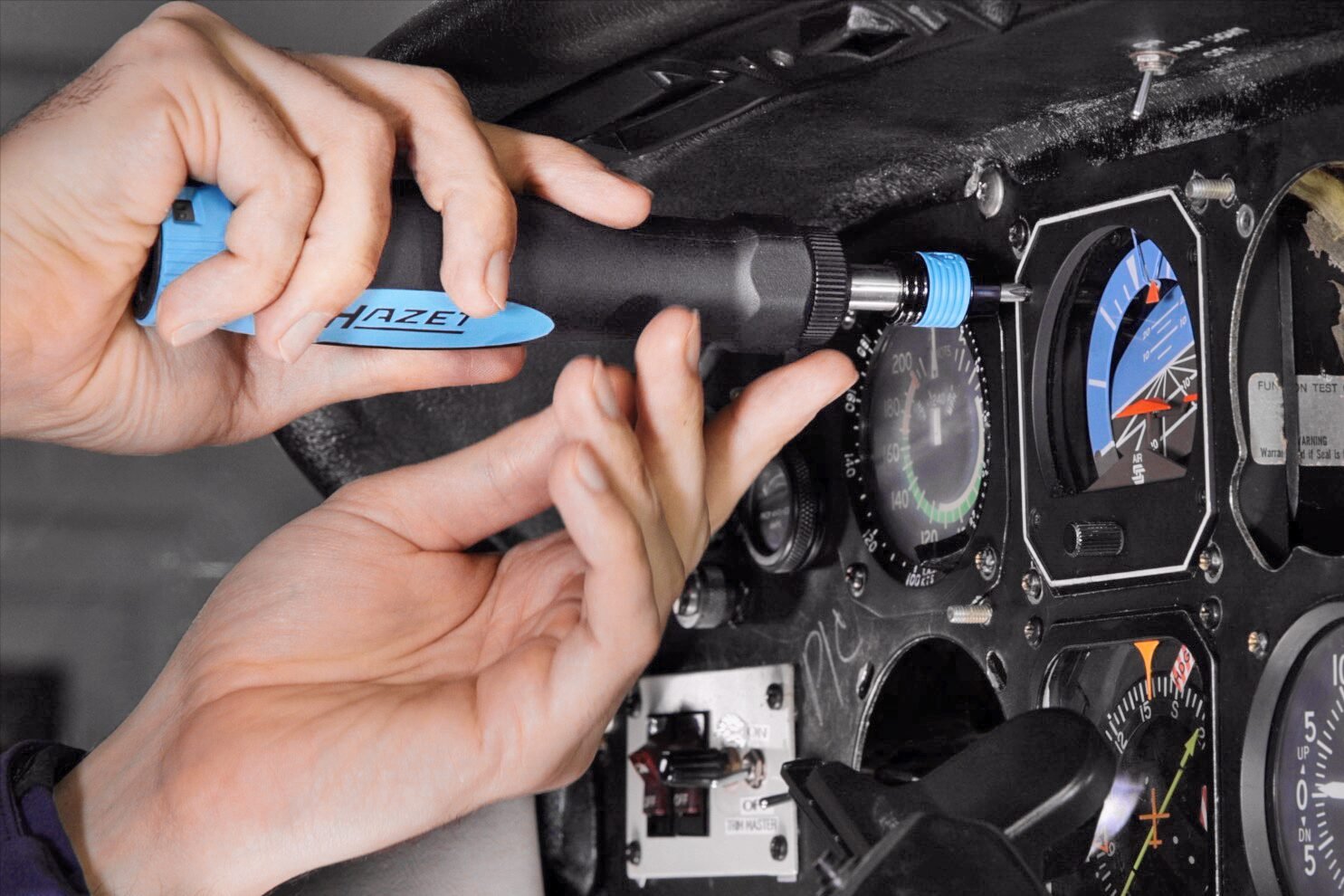 HAZET Drehmomentschraubendreher mit Standardgriff 6004CT-12 ∙ Drehmomentbereich min-max: 0.1 – 1.2 Nm ∙ Genauigkeit: 6% ∙ 1/4 Zoll (6,3 mm) Sechskant hohl ∙ Länge: 196 mm Produktbild img5 L