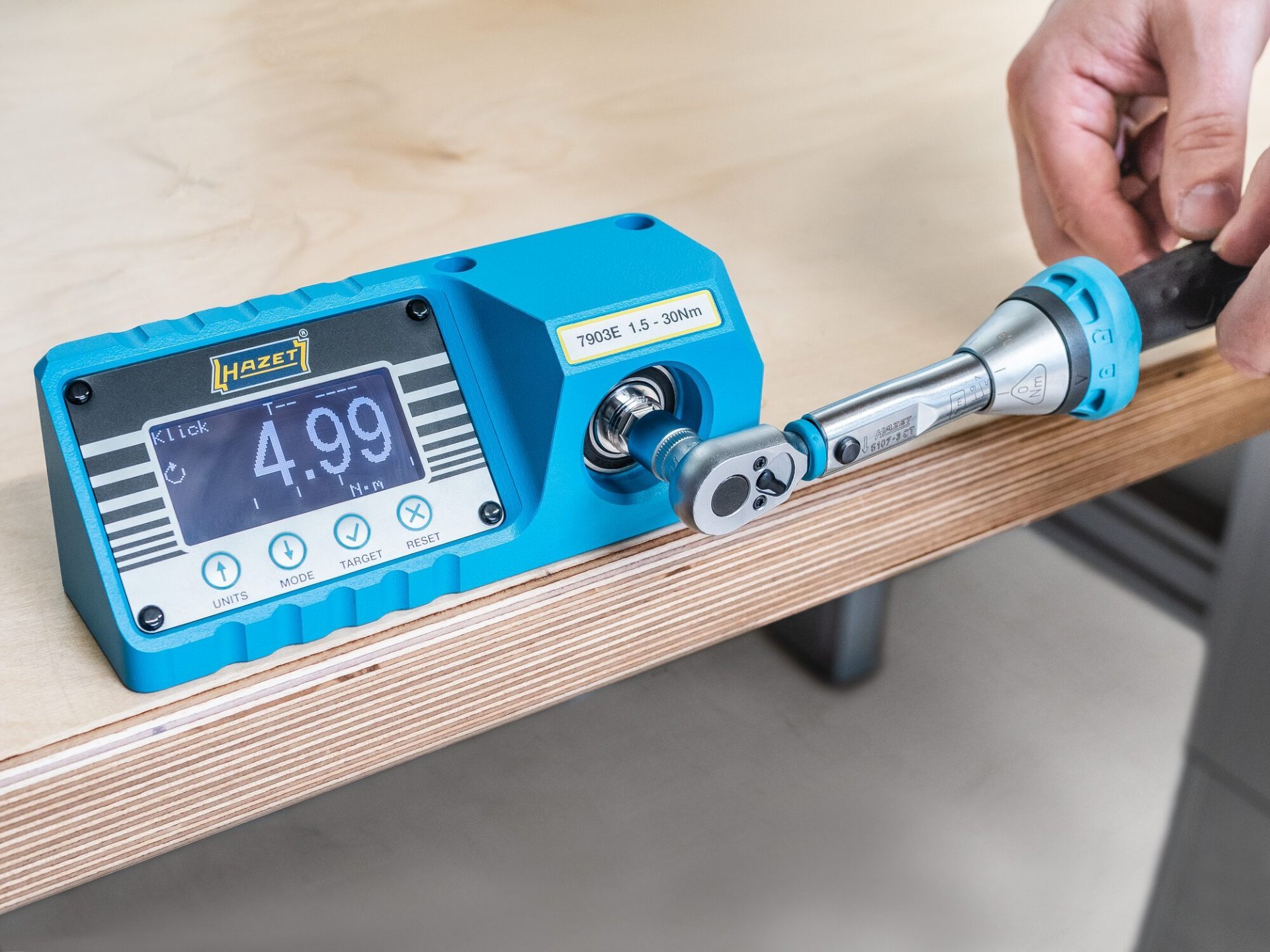 HAZET Drehmoment-Prüfgerät ∙ elektronisch ∙ 1,5 – 30 Nm 7903E ∙ Drehmomentbereich min-max: 1.5 – 30 Nm ∙ 3/8 Zoll (10 mm) Sechskant massiv, 1/4 Zoll (6,3 mm) Vierkant hohl, 3/8 Zoll (10 mm) Vierkant hohl ∙ L x B x H: 175 mm x 64 mm x 72 mm Produktbild img2 L
