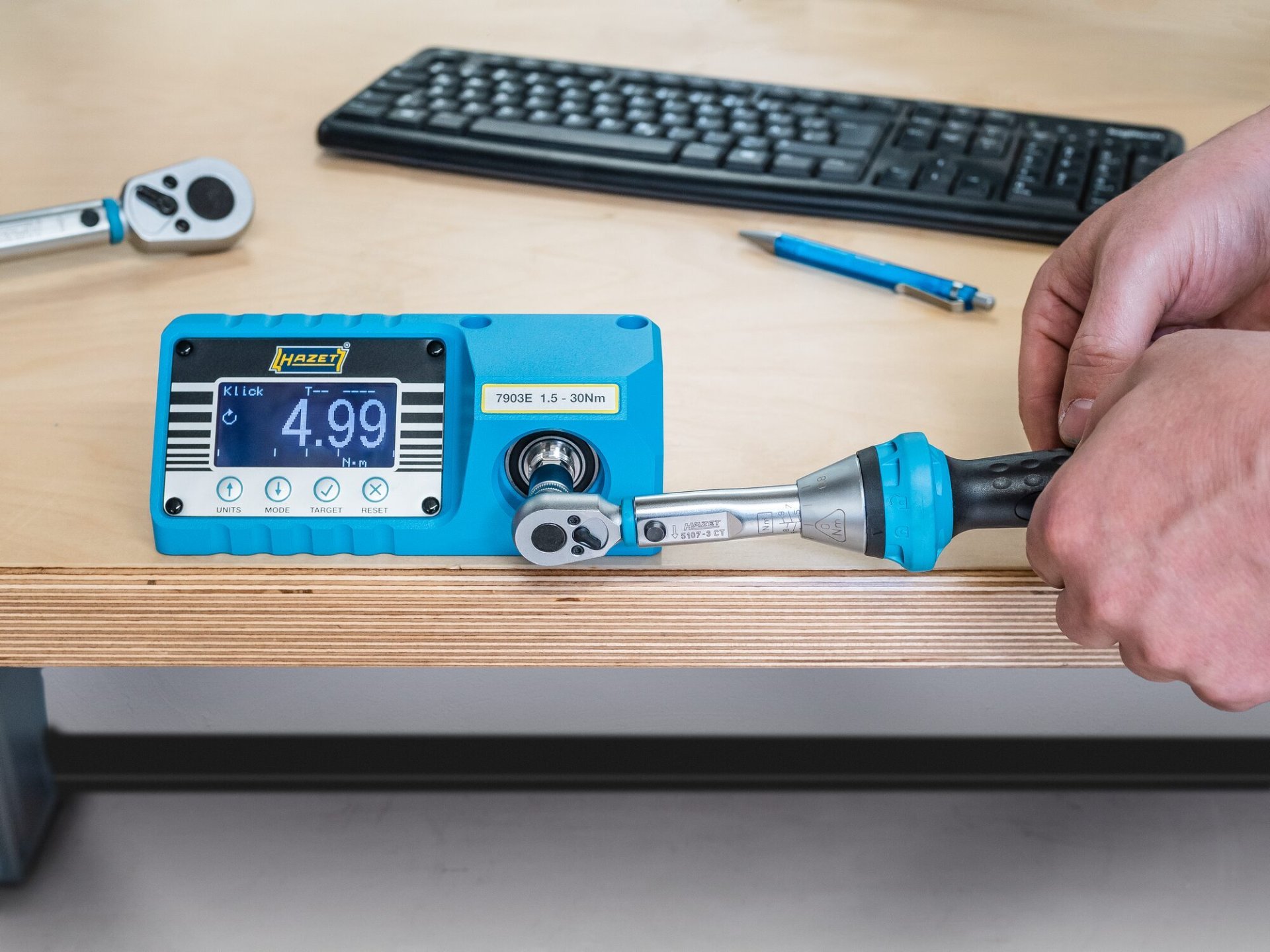 HAZET Drehmoment-Prüfgerät ∙ elektronisch ∙ 1,5 – 30 Nm 7903E ∙ Drehmomentbereich min-max: 1.5 – 30 Nm ∙ 3/8 Zoll (10 mm) Sechskant massiv, 1/4 Zoll (6,3 mm) Vierkant hohl, 3/8 Zoll (10 mm) Vierkant hohl ∙ L x B x H: 175 mm x 64 mm x 72 mm Produktbild img3 L