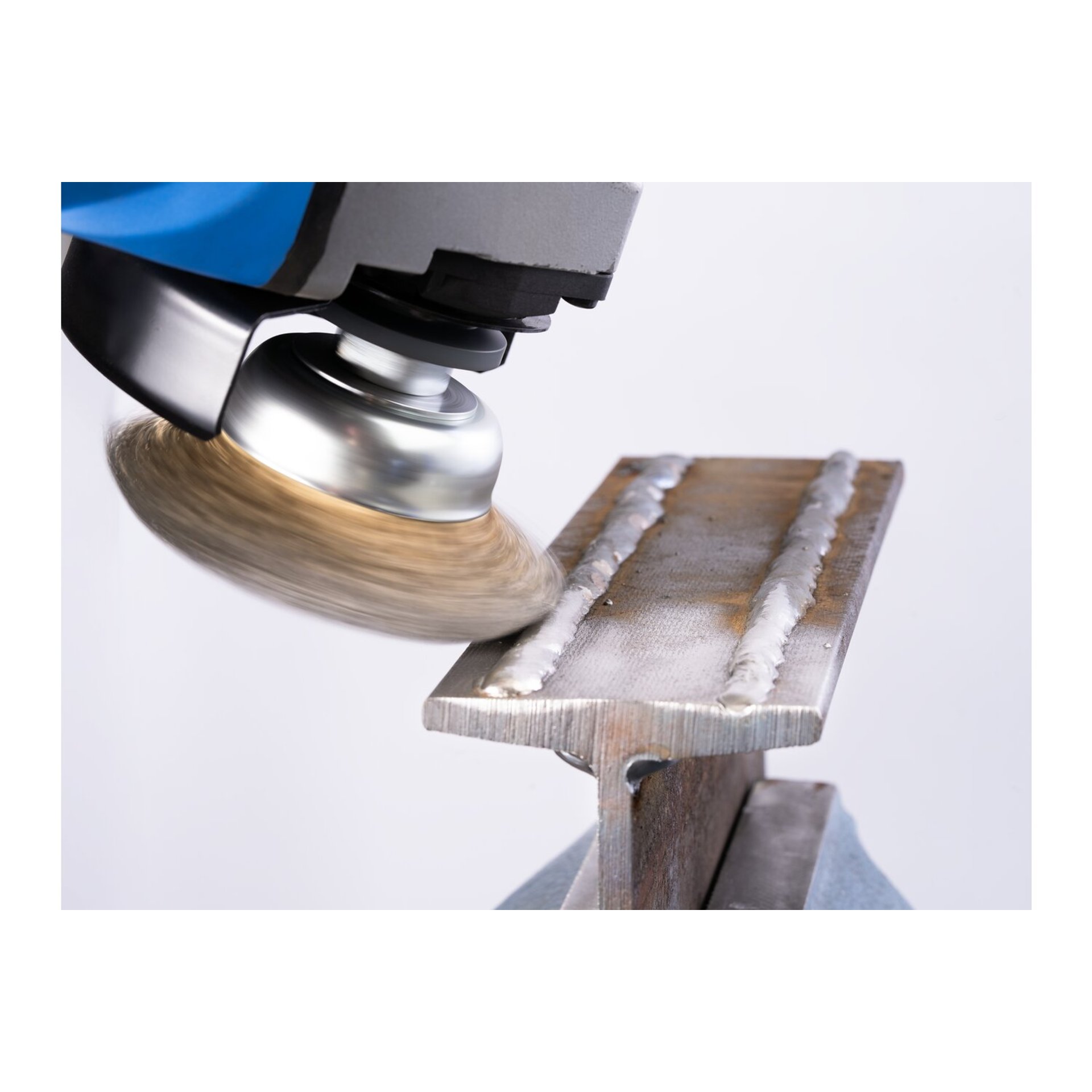 PFERD TOOLS Topfbürste ungezopft TBU Ø 60 mm M14 vermessingter Stahl-Litzen-Draht-Ø 0,25 mm Winkelschleifer Produktbild img4 L