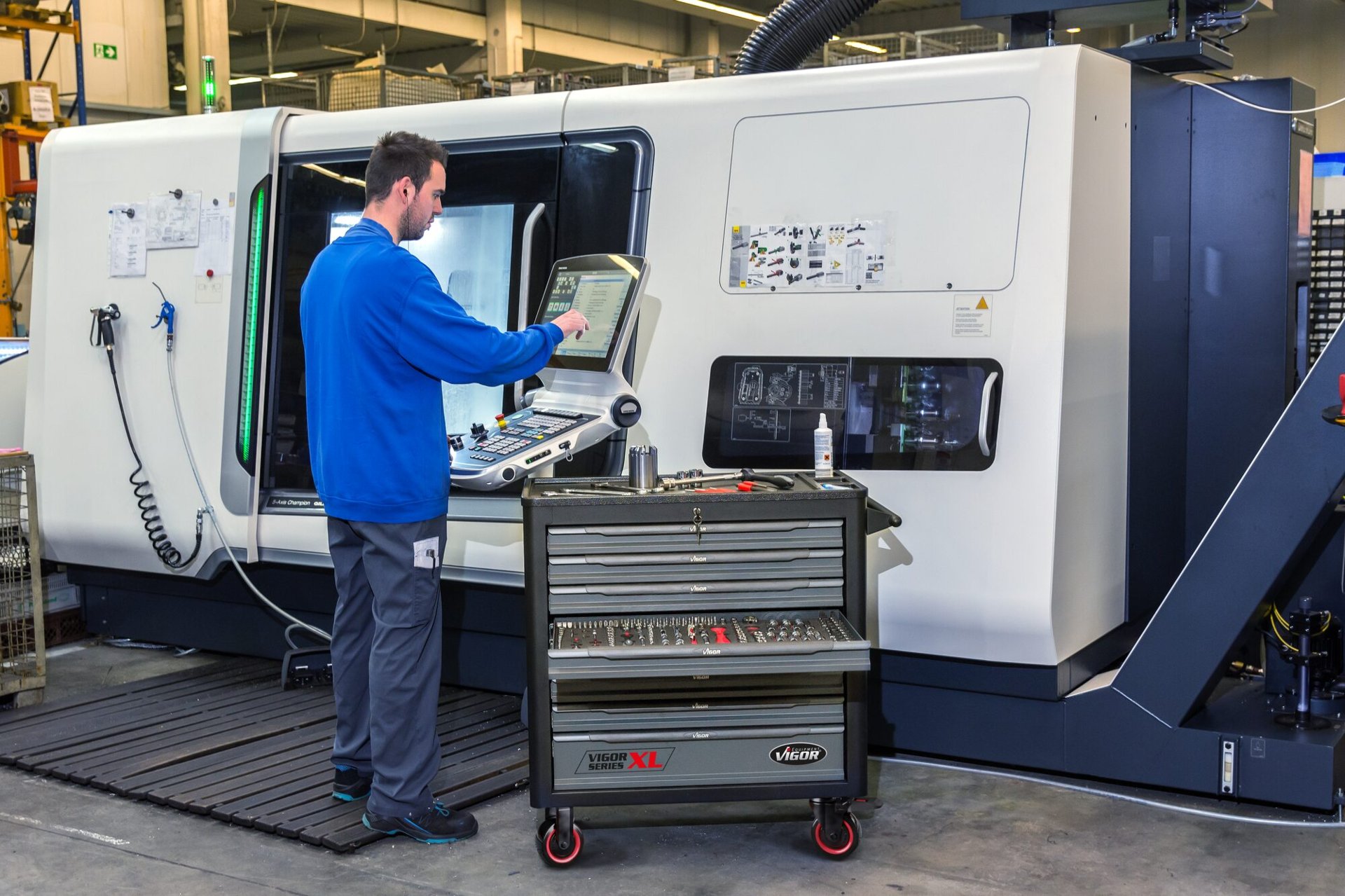 VIGOR Werkstattwagen Series&nbsp;XL ∙ Kunststoff-Arbeitsplatte ∙ mit Sortiment ∙ V5434 ∙ 499-teilig ∙ Anzahl Werkzeuge: 499 Produktbild img2 L