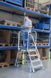 Podesttreppe einseitig begehbar mit Federrollen Aluminium geriffelt Produktbild img2 S