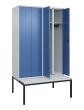 C+P Schwarz-Weiß-Spind Classic PLUS, Bank, 4 Abteile, 2120x1200x815mm, 7035/5023 Produktbild
