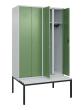 C+P Schwarz-Weiß-Spind Classic PLUS, Bank, 4 Abteile, 2120x1200x815mm, 7035/6011 Produktbild