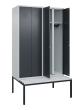 C+P Schwarz-Weiß-Spind Classic PLUS, Bank, 4 Abteile, 2120x1200x815mm, 7035/7016 Produktbild