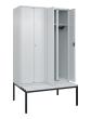 C+P Schwarz-Weiß-Spind Classic PLUS, Bank, 4 Abteile, 2120x1200x815mm, 7035/7035 Produktbild