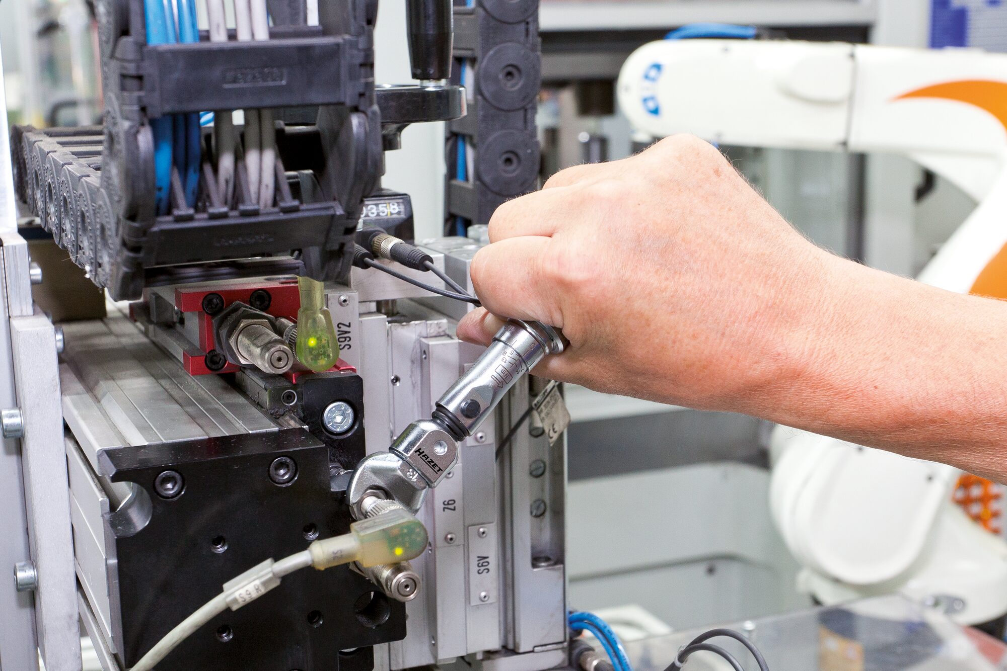 HAZET Drehmomentschlüssel mit DAkkS-Kalibrierschein 6281-2CTCAL ∙ Drehmomentbereich min-max: 5 – 13 Nm ∙ Genauigkeit: 4% ∙ 9 x 12 mm Einsteck-Vierkant hohl ∙ Länge: 125,4 mm Produktbild img2 L