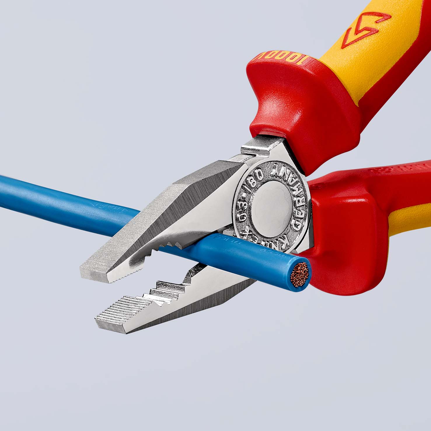 KNIPEX 03 06 180 T Kombizange 180 mm verchromt isoliert mit Mehrkomponenten-Hüllen, VDE-geprüft; mit integrierter isolierter Befestigungsöse zum Anbringen einer Absturzsicherung Produktbild img4 L