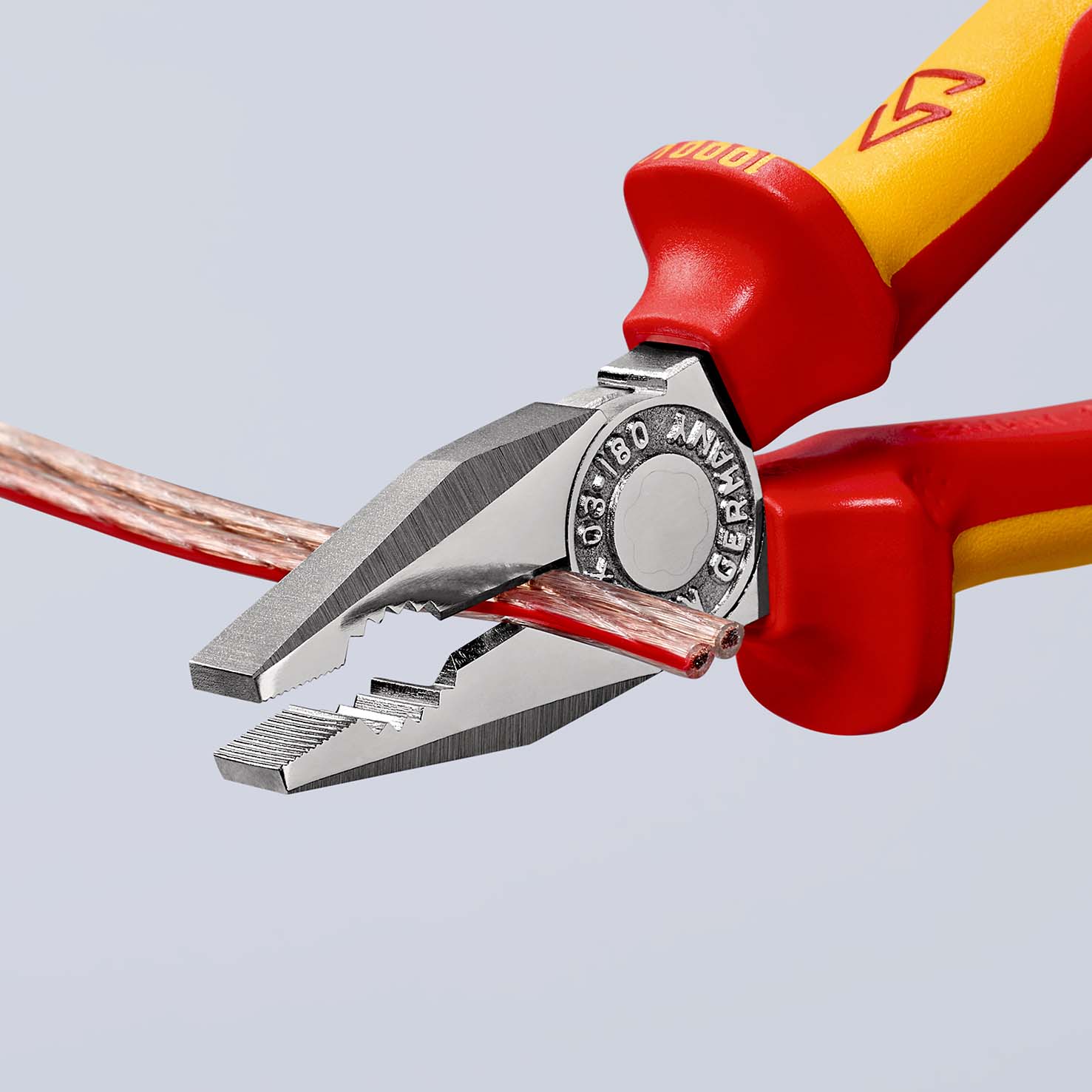 KNIPEX 03 06 180 T Kombizange 180 mm verchromt isoliert mit Mehrkomponenten-Hüllen, VDE-geprüft; mit integrierter isolierter Befestigungsöse zum Anbringen einer Absturzsicherung Produktbild img5 L