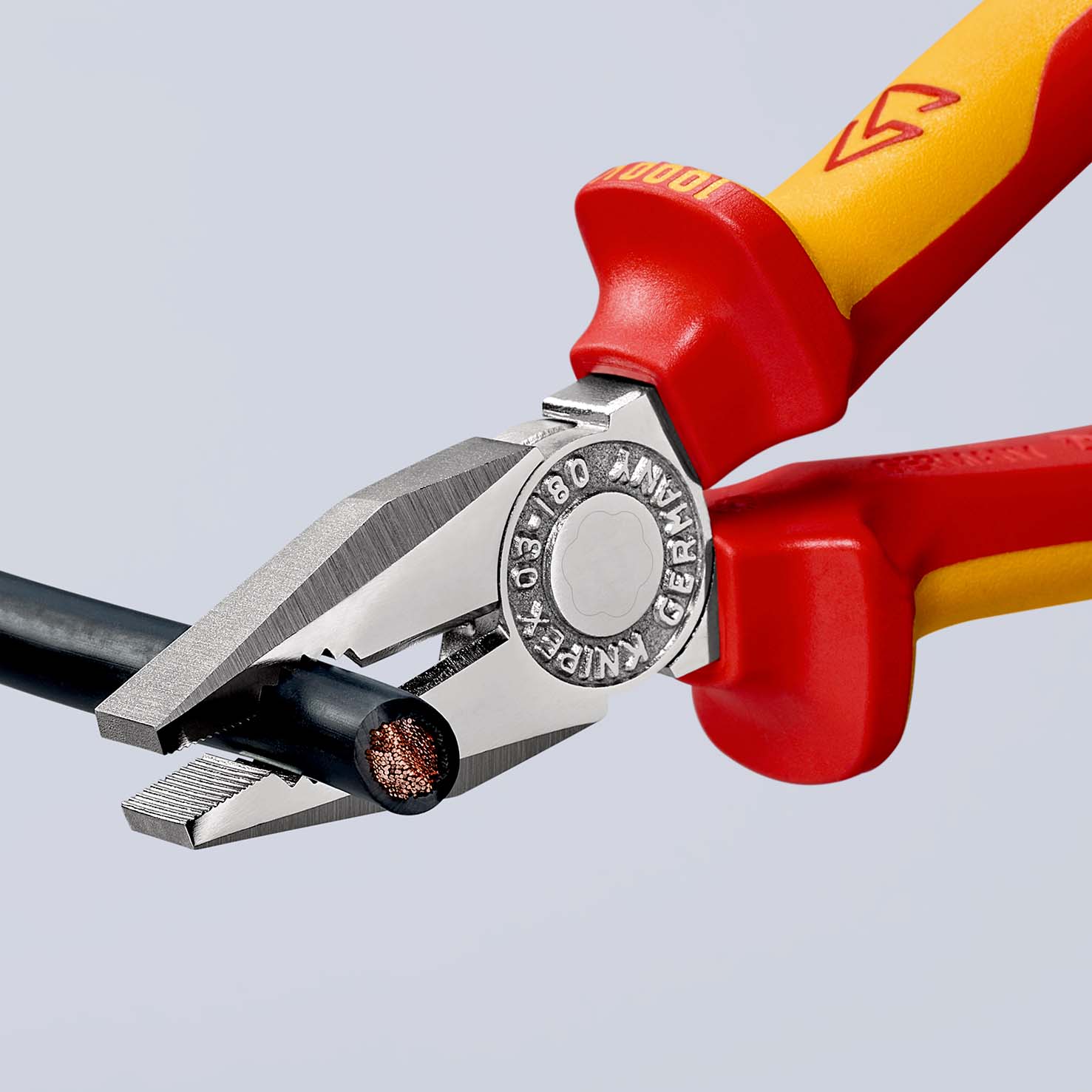 KNIPEX 03 06 180 T Kombizange 180 mm verchromt isoliert mit Mehrkomponenten-Hüllen, VDE-geprüft; mit integrierter isolierter Befestigungsöse zum Anbringen einer Absturzsicherung Produktbild img7 L
