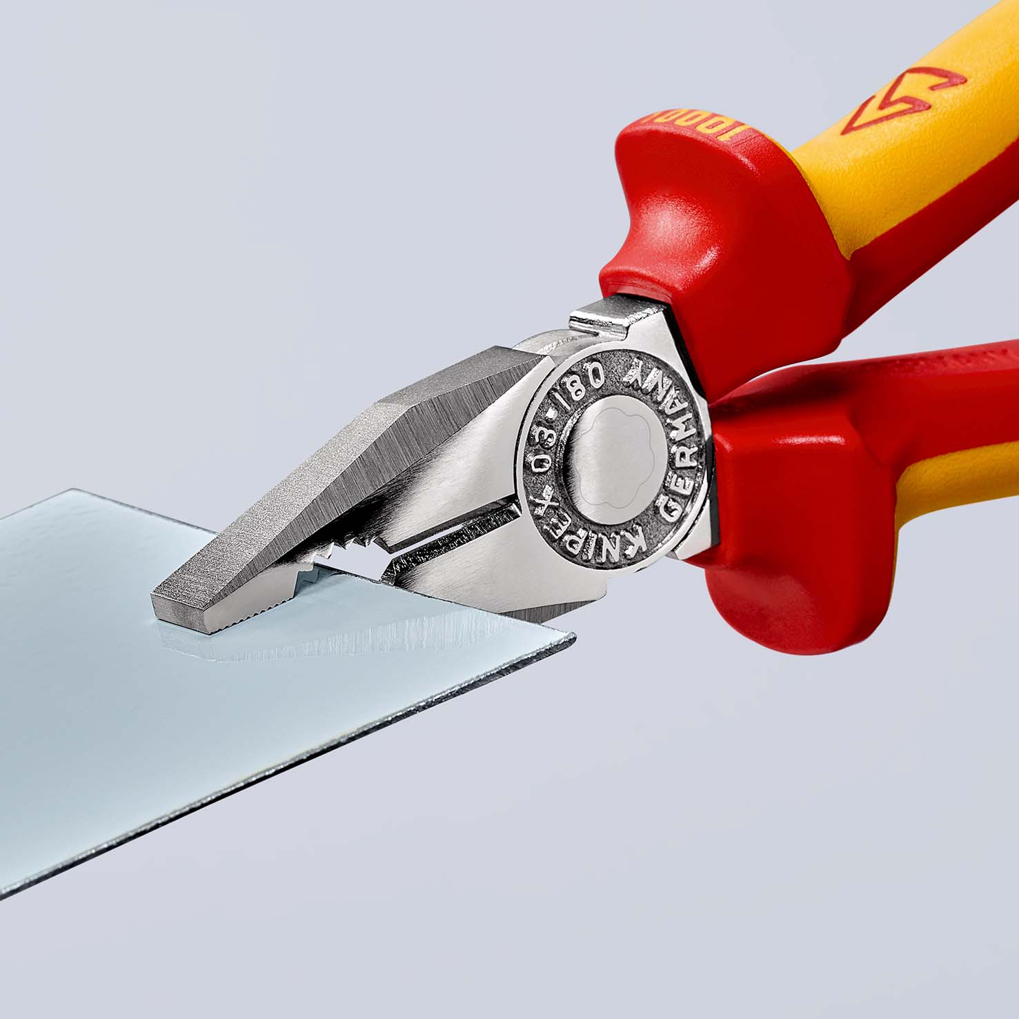 KNIPEX 03 06 180 T Kombizange 180 mm verchromt isoliert mit Mehrkomponenten-Hüllen, VDE-geprüft; mit integrierter isolierter Befestigungsöse zum Anbringen einer Absturzsicherung Produktbild img8 L