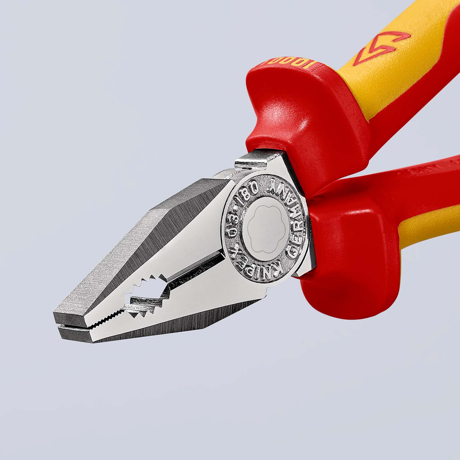 KNIPEX 03 06 180 T Kombizange 180 mm verchromt isoliert mit Mehrkomponenten-Hüllen, VDE-geprüft; mit integrierter isolierter Befestigungsöse zum Anbringen einer Absturzsicherung Produktbild img10 L