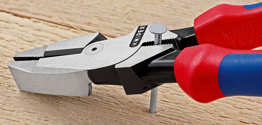 KNIPEX 09 02 240 Kraft-Kombizange "Lineman's Pliers" amerikanisches Modell 240 mm schwarz atramentiert mit Mehrkomponenten-Hüllen poliert Produktbild img3 L