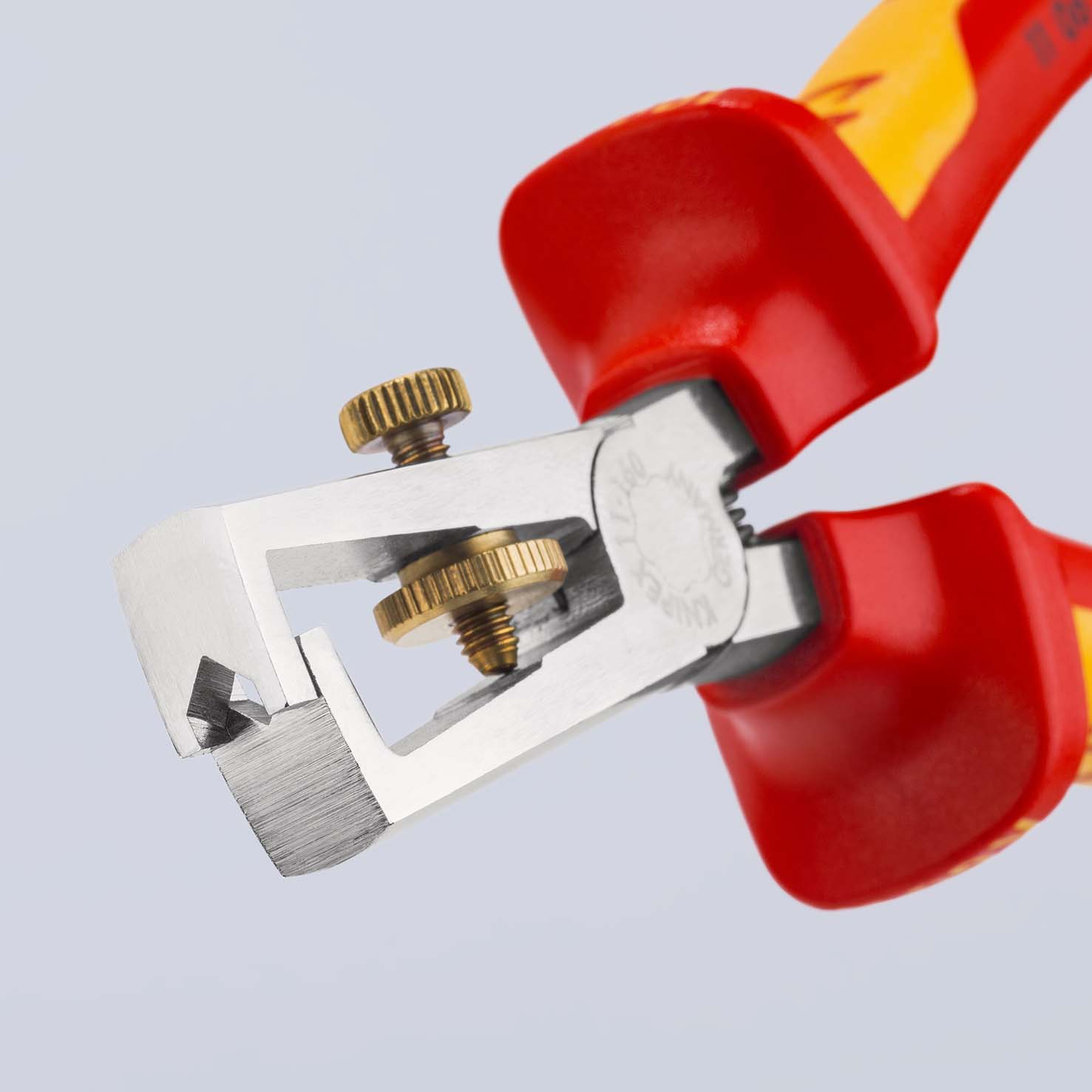 KNIPEX 11 06 160 T Abisolierzange mit Öffnungsfeder, universal 160 mm verchromt isoliert mit Mehrkomponenten-Hüllen, VDE-geprüft; mit integrierter isolierter Befestigungsöse zum Anbringen einer Absturzsicherung Produktbild img4 L