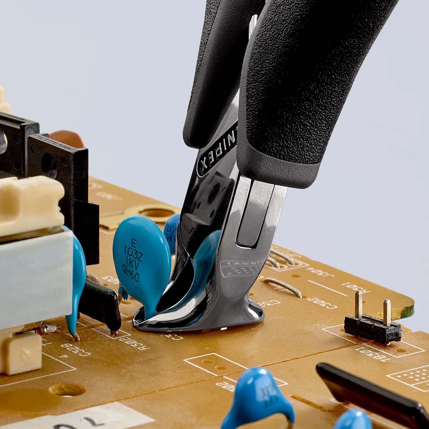 KNIPEX 64 32 120 ESD Elektronik-Vornschneider ESD 120 mm mit Mehrkomponenten-Hüllen spiegelpoliert Produktbild img4 L