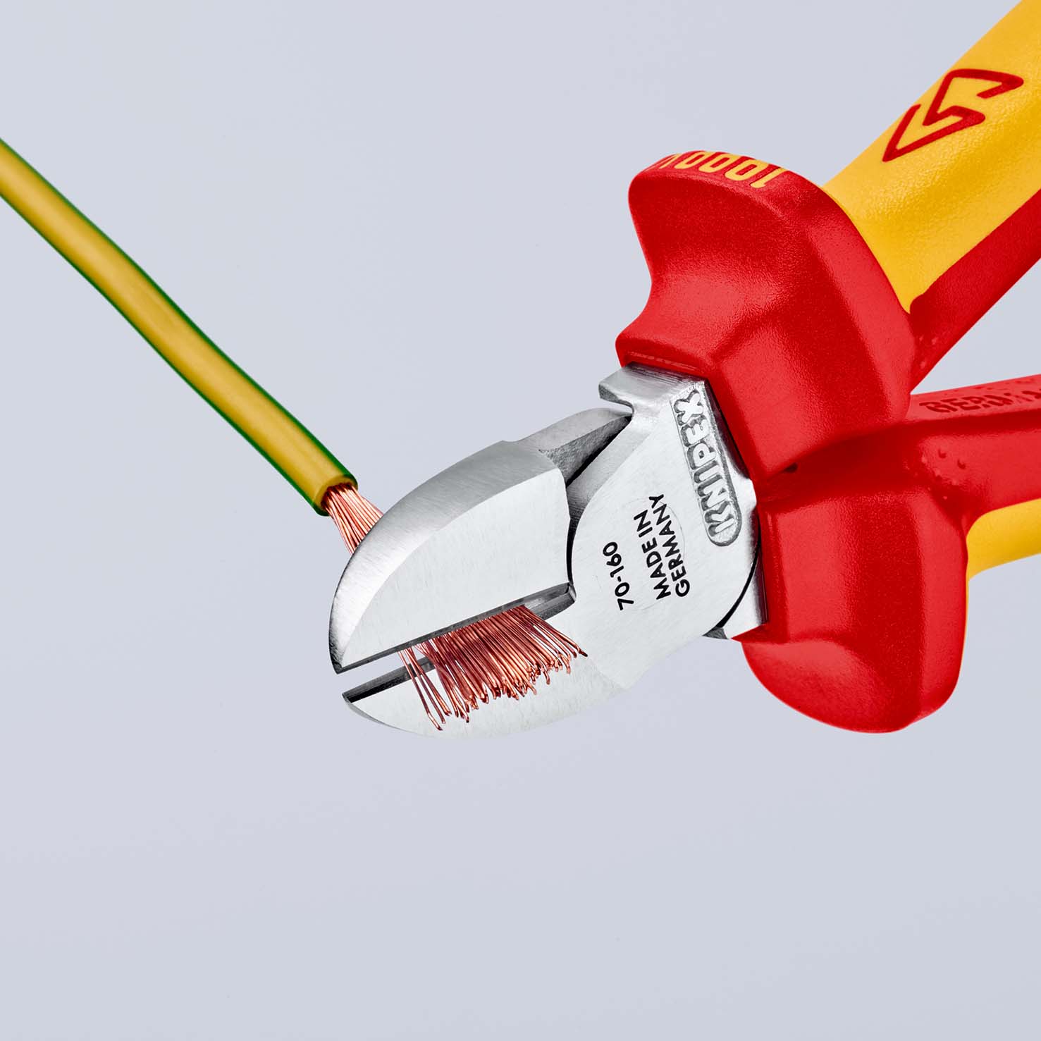 KNIPEX 70 06 160 T Seitenschneider 160 mm verchromt isoliert mit Mehrkomponenten-Hüllen, VDE-geprüft; mit integrierter isolierter Befestigungsöse zum Anbringen einer Absturzsicherung Produktbild img5 L