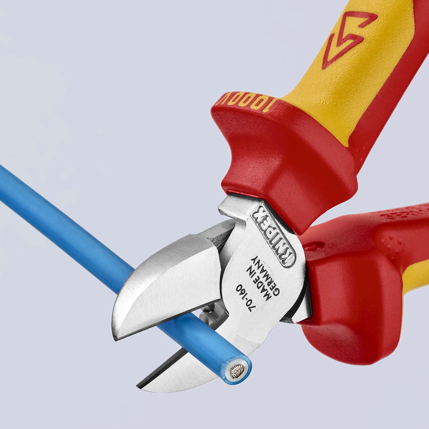 KNIPEX 70 06 160 T Seitenschneider 160 mm verchromt isoliert mit Mehrkomponenten-Hüllen, VDE-geprüft; mit integrierter isolierter Befestigungsöse zum Anbringen einer Absturzsicherung Produktbild img7 L