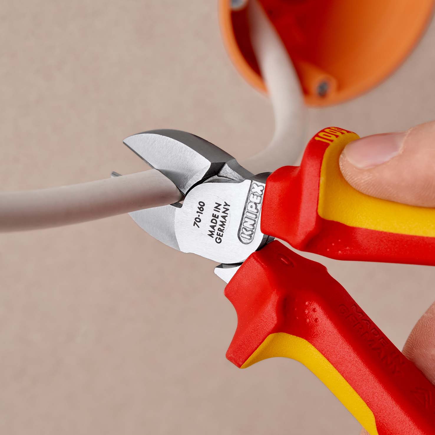 KNIPEX 70 06 160 T Seitenschneider 160 mm verchromt isoliert mit Mehrkomponenten-Hüllen, VDE-geprüft; mit integrierter isolierter Befestigungsöse zum Anbringen einer Absturzsicherung Produktbild img3 L