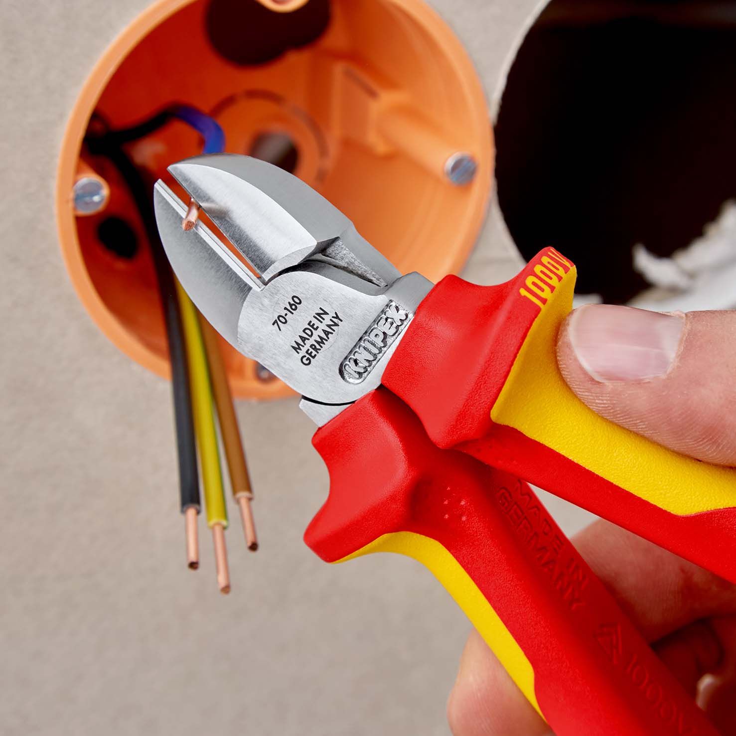 KNIPEX 70 06 160 T Seitenschneider 160 mm verchromt isoliert mit Mehrkomponenten-Hüllen, VDE-geprüft; mit integrierter isolierter Befestigungsöse zum Anbringen einer Absturzsicherung Produktbild img4 L